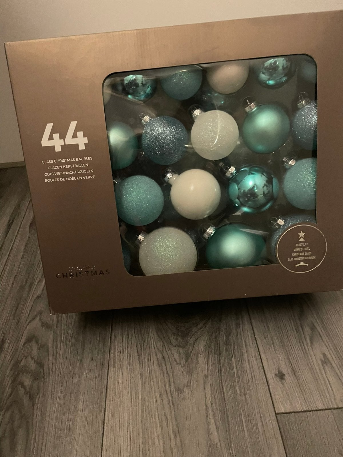 44 nieuwe glazen kerstballen, Ophalen