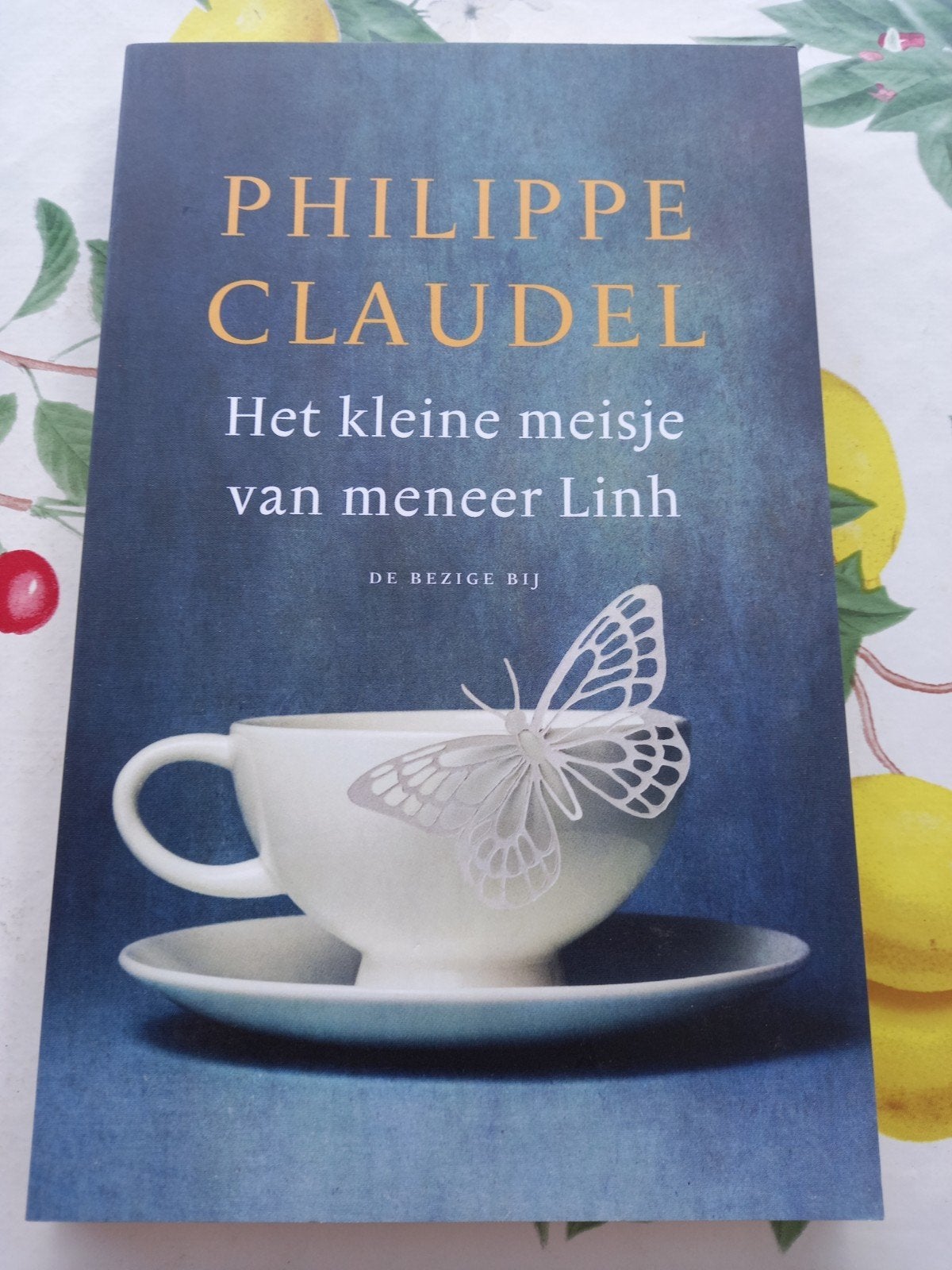 m11 Philippe Claudel - Het kleine meisje van meneer Linh, Europa overig, Philippe Claudel, Ophalen of Verzenden, Zo goed als nieuw