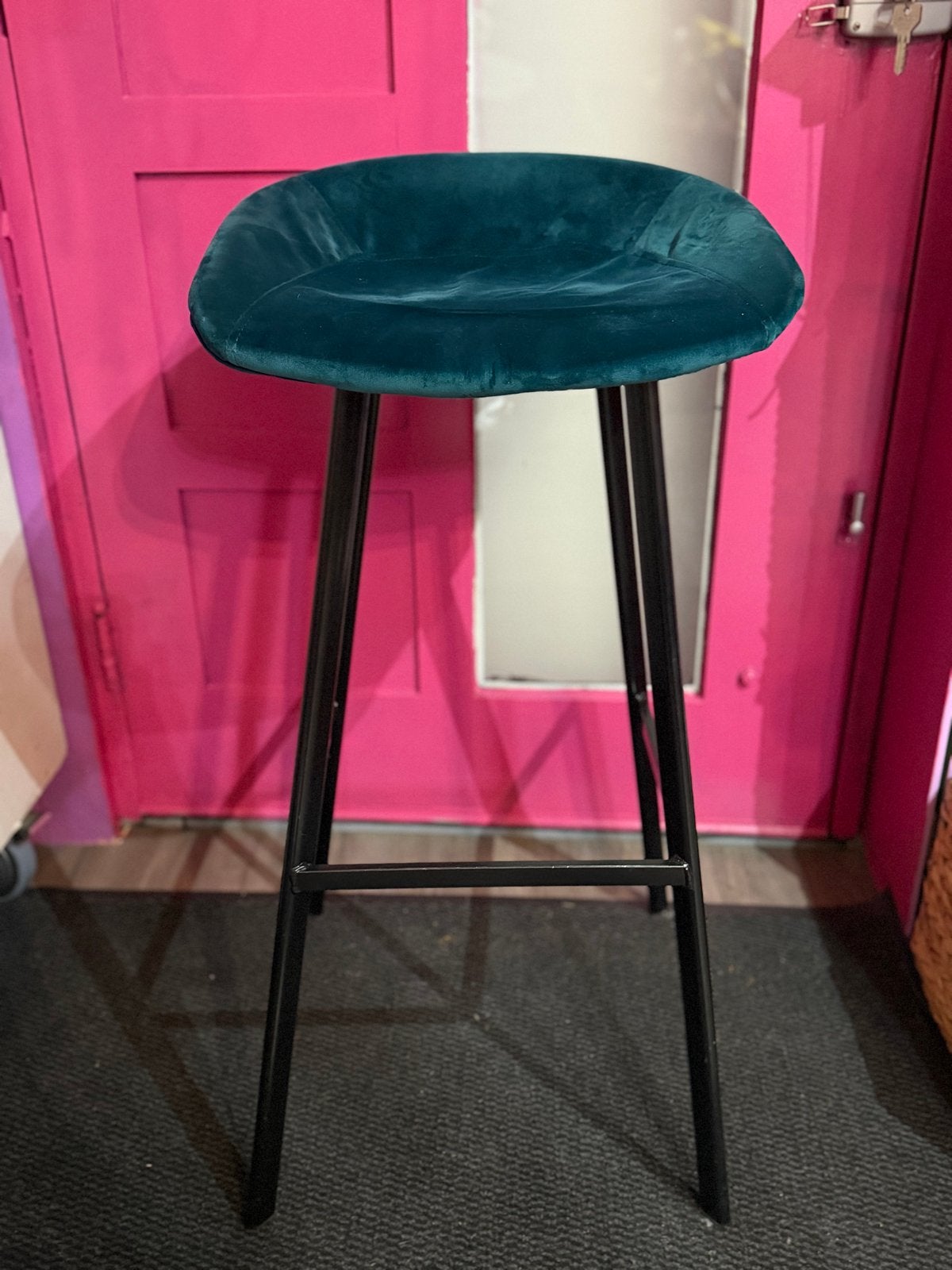 4 prachtige velvet barstoelen - Roze en Petrol, Gebruikt, Ophalen of Verzenden, 90 cm of meer, Metaal
