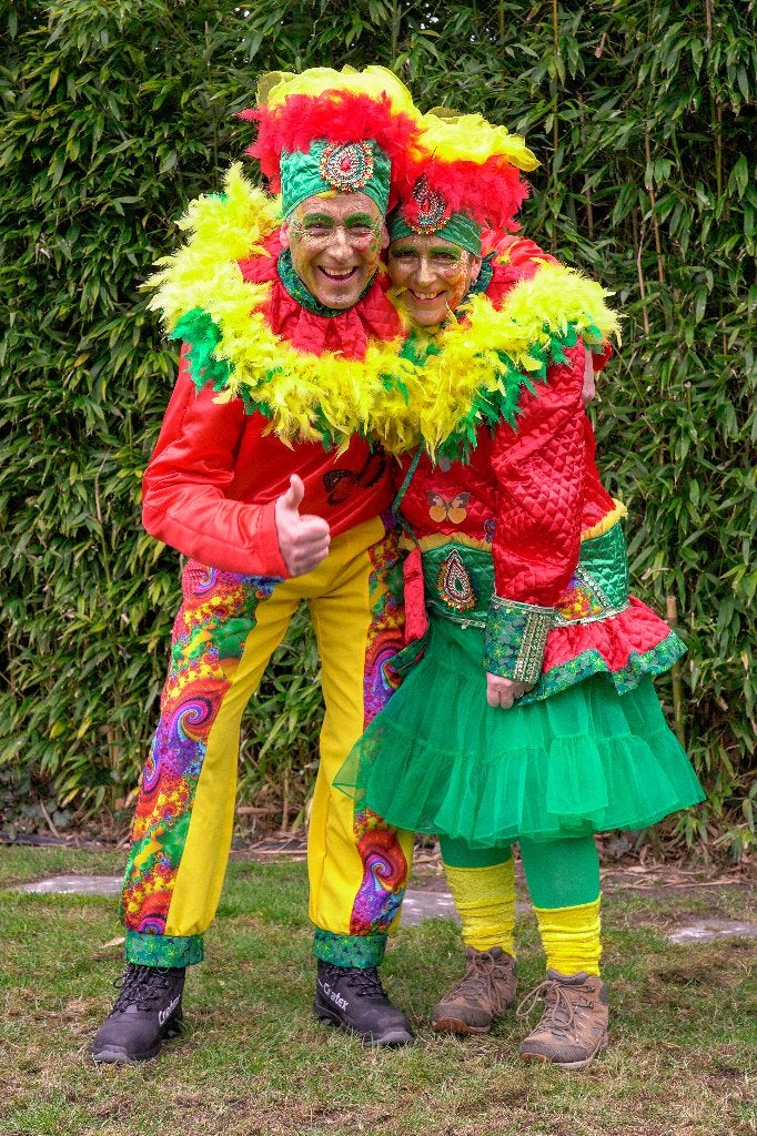 Kleurrijke prijswinnende grote loopgroep (10 personen), Carnaval, Kleding, Gedragen, Ophalen