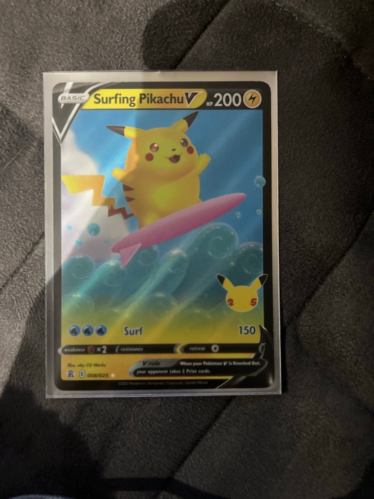 Surfing Pikachu V Pokémon kaart - Celebrations 008/025, Ophalen, Nieuw, Losse kaart