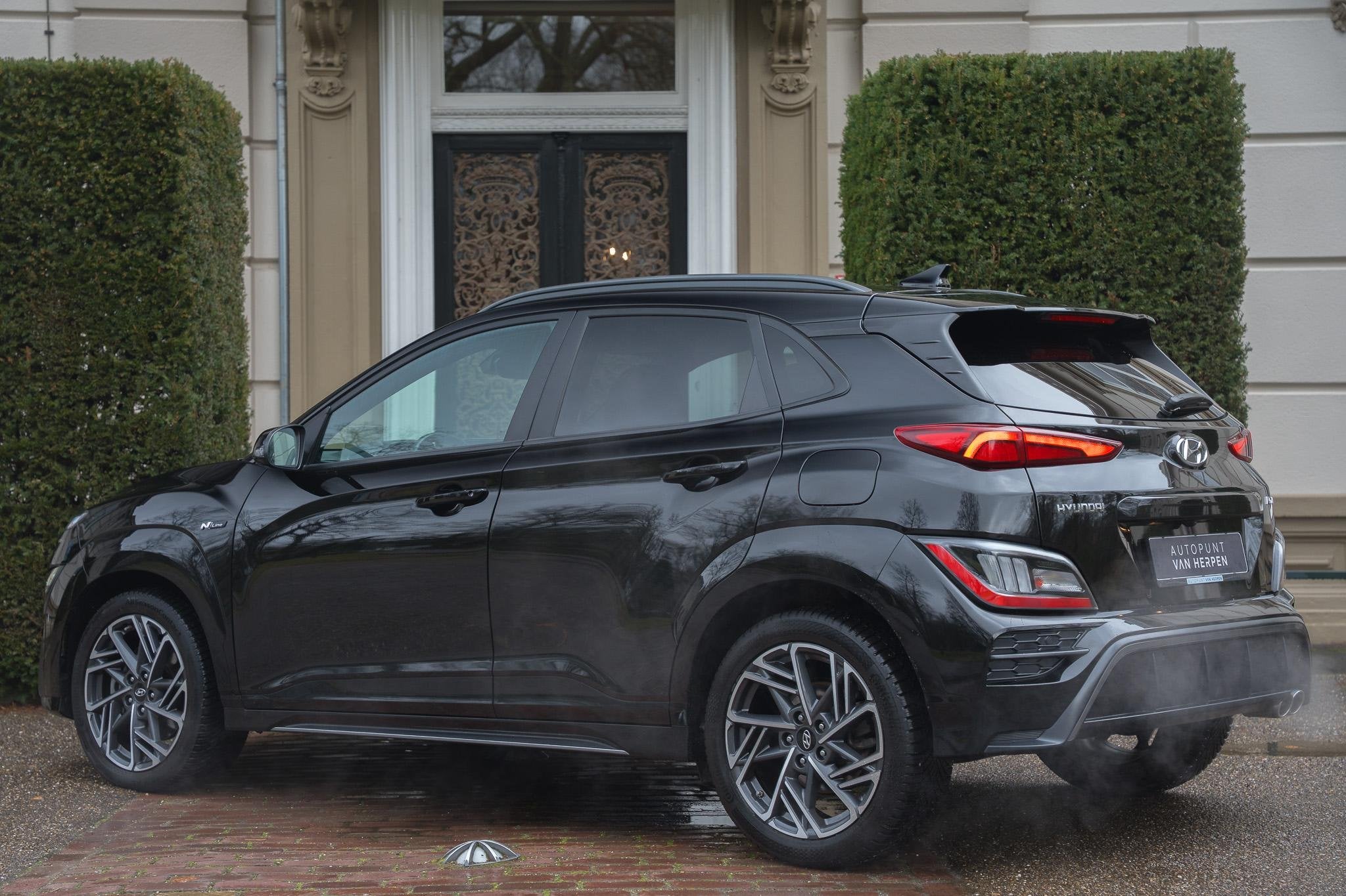 Hyundai Kona 1.6 T-GDI N-Line 199 PK | ADAPTIVE | STOELVENTI, Auto's, Stof, 4 cilinders, LED verlichting, Zwart