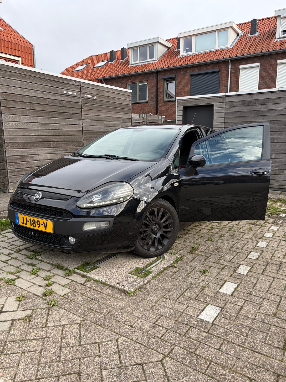 Fiat Punto 1.4 5DR 2010 Zwart, Auto's, Voorwielaandrijving, 40 €/maand, 4 cilinders, 400 kg