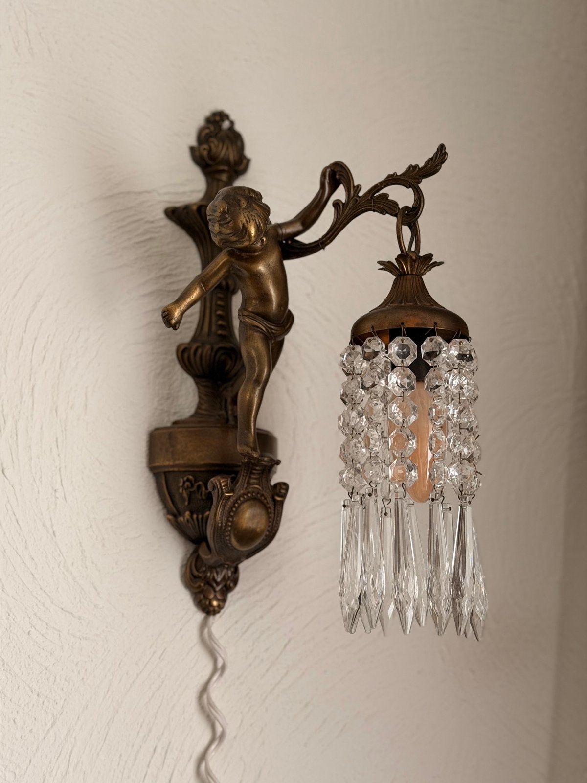 Antieke wandlamp met cherubijn en kristallen, Ophalen