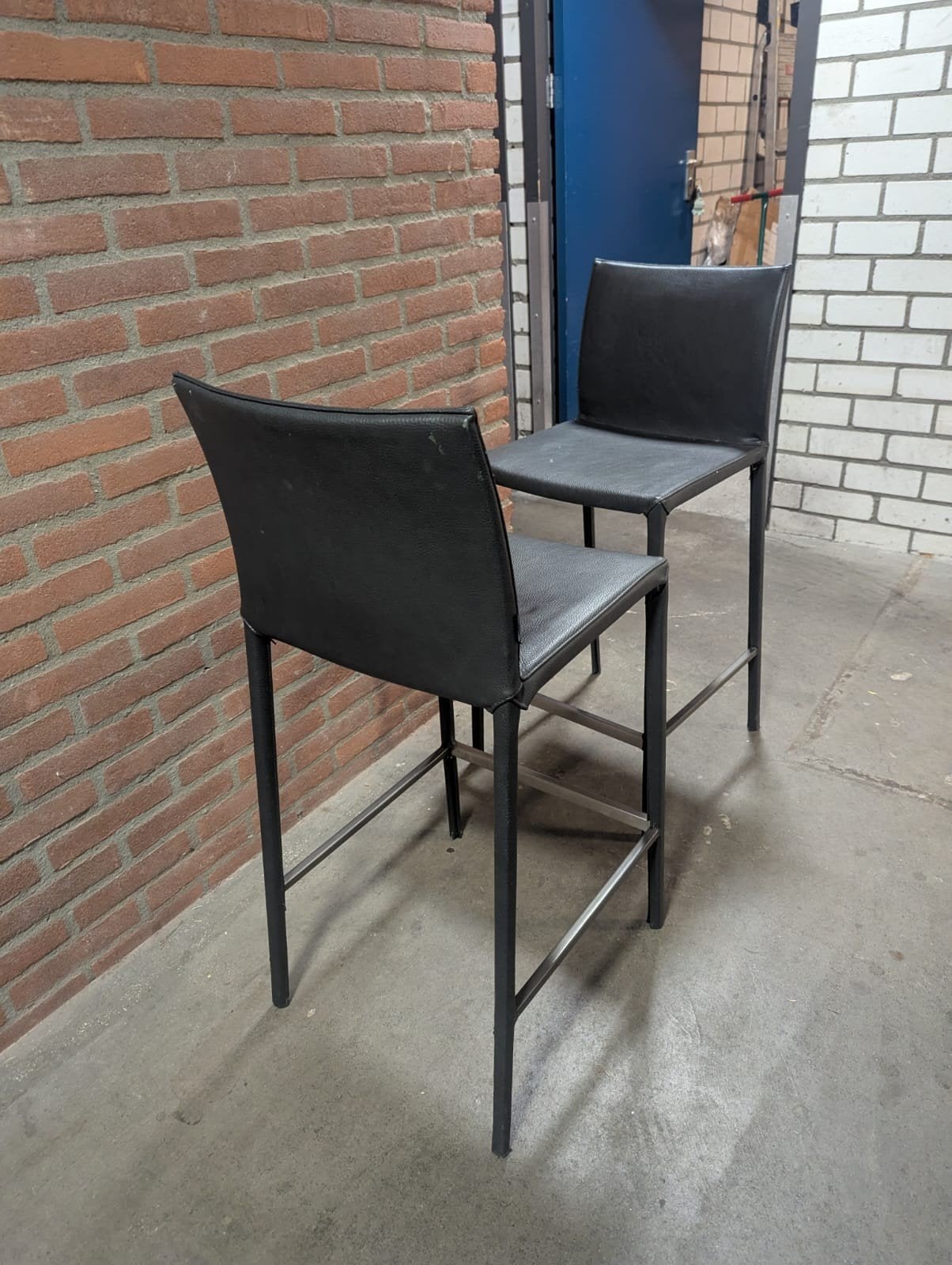 Zanotta barkrukken, zwart leer, zithoogte 65/66cm, Ophalen, Gebruikt, Met voetsteun, 60 tot 90 cm