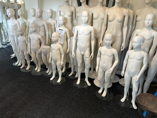 kinder etalagepoppen paspop etalagefiguur mannequin, ., Ophalen of Verzenden, Zo goed als nieuw, .