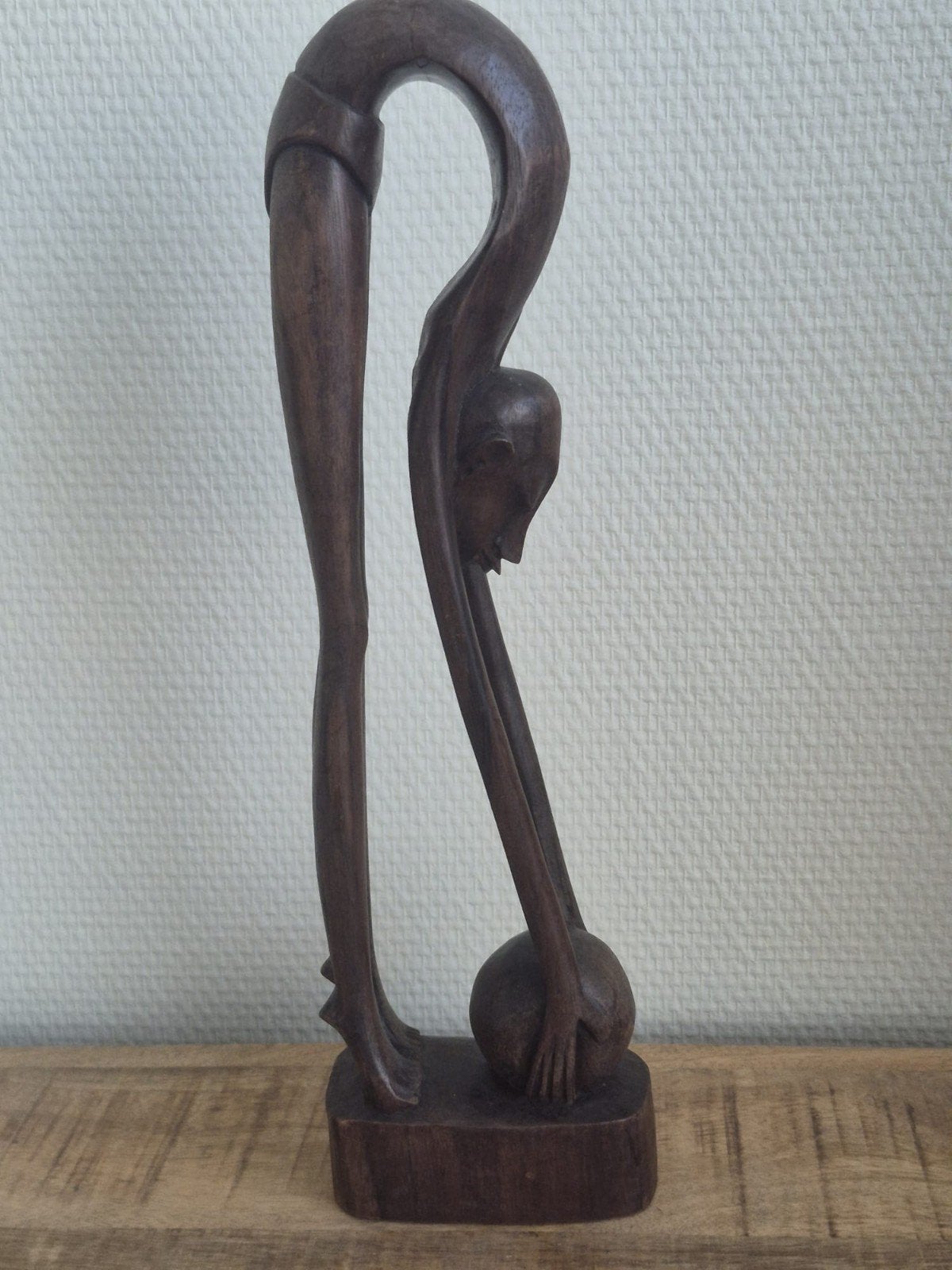 Afrikaans Houten Beeld - Abstracte Figuur met Bal, Ophalen of Verzenden, Handgemaakt, Beeld, Bruin
