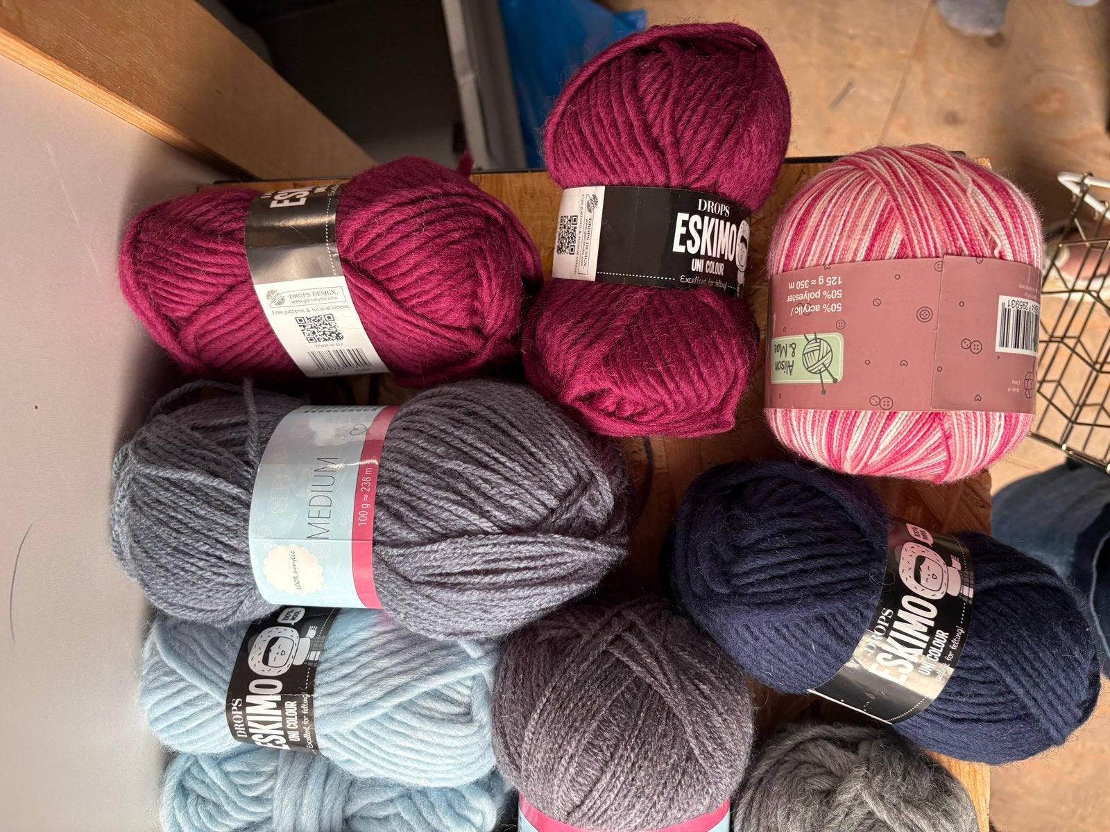 Partij wol in verschillende kleuren - Drops Eskimo & Medium, Ophalen of Verzenden, Zo goed als nieuw, Breien of Haken, Wol of Garen