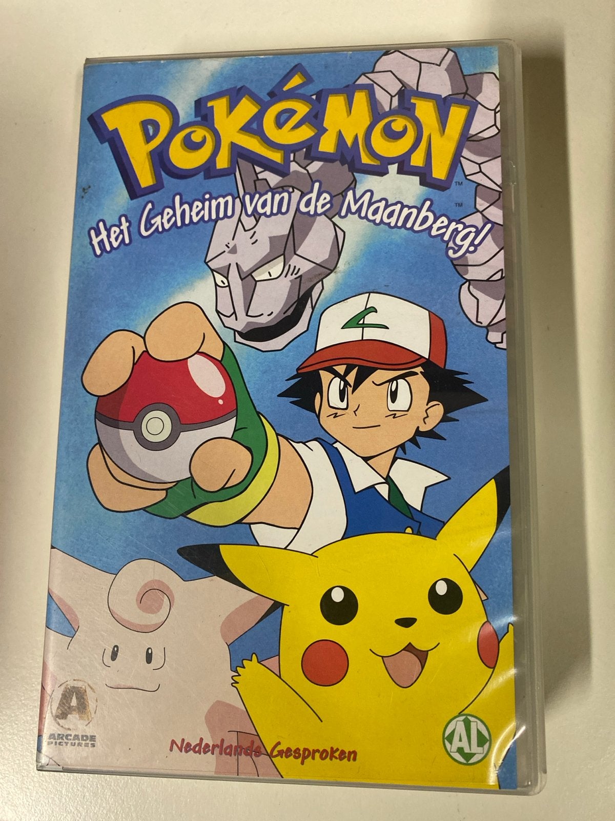 Pokémon VHS: Het Geheim van de Maanberg! (1999) NL Gesproken, Gebruikt, Tekenfilm, Alle leeftijden, Ophalen of Verzenden