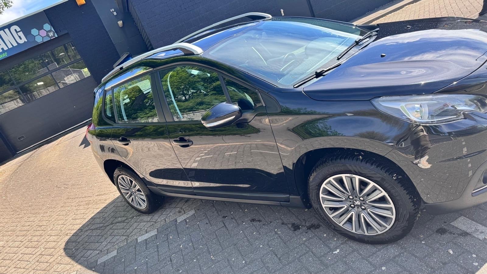 Peugeot 2008 1.2 VTI 60KW/82PK 2017 Zwart, Voorwielaandrijving, 40 €/maand, 1199 cc, Zwart
