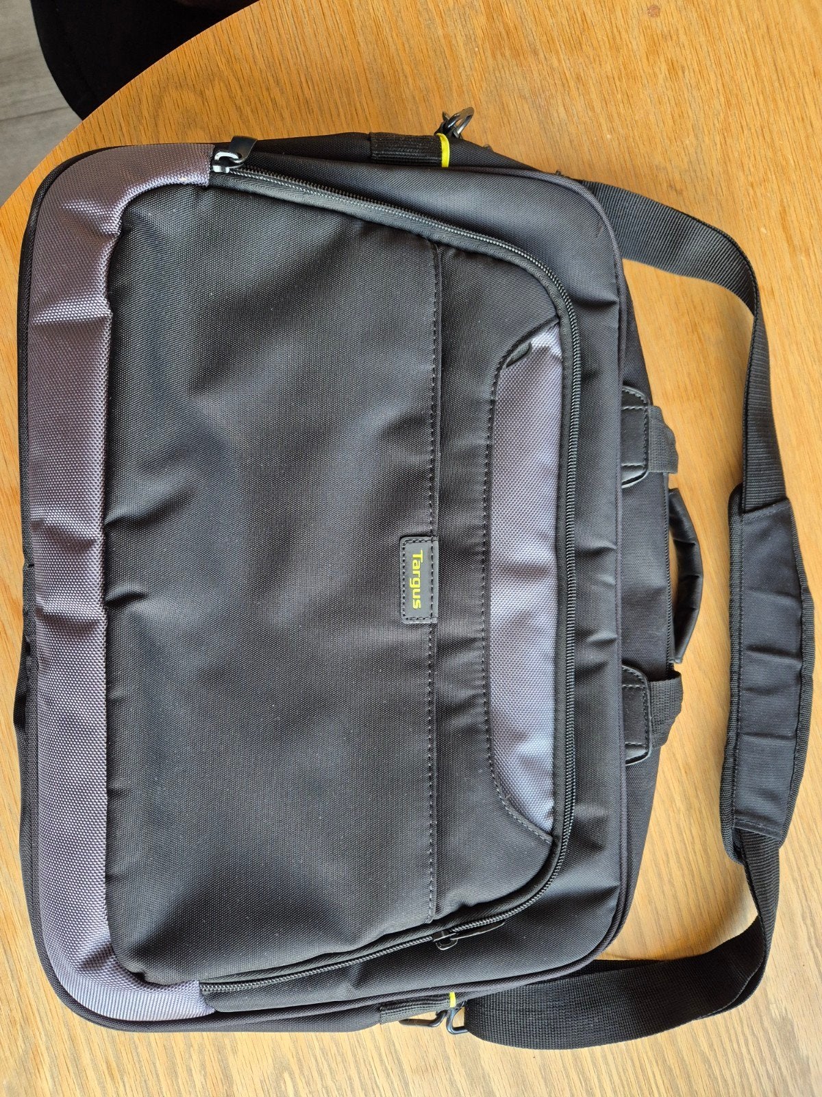 Targus grote laptoptas, Ophalen of Verzenden, 17 inch of meer, Trolleytas