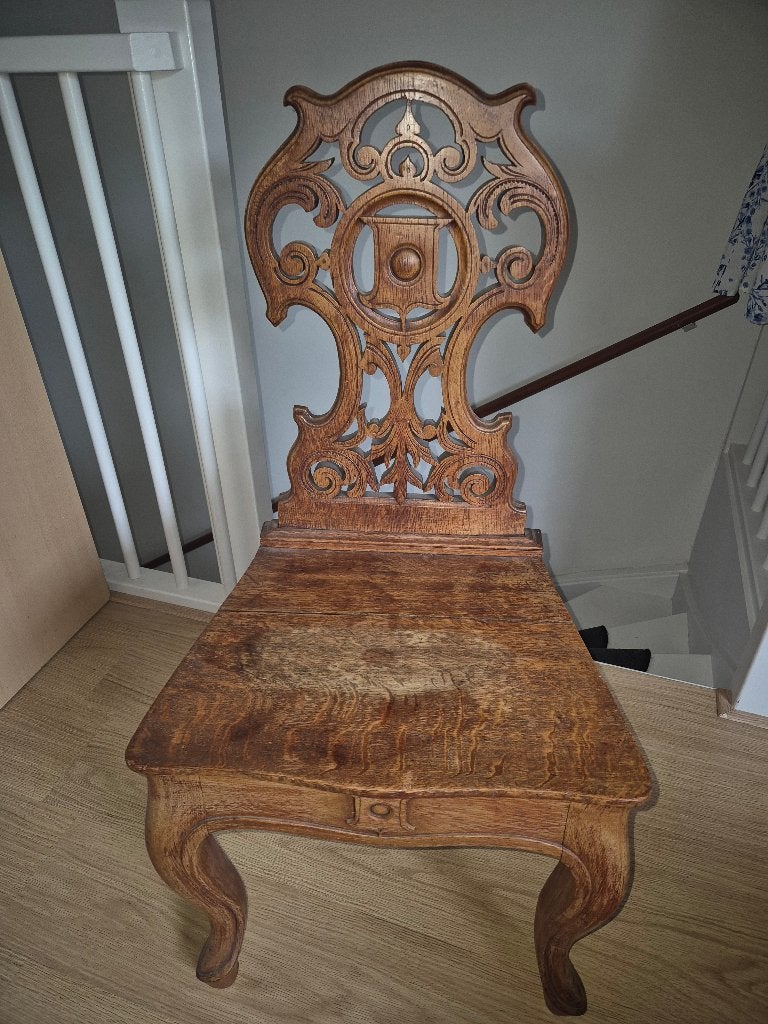 Antieke houten stoel met sierlijk houtsnijwerk, Ophalen