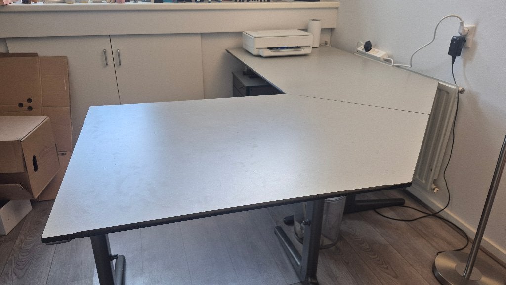 Ahrend hoekbureau met ladeblok, duurzaam, Ophalen, 300 cm, In hoogte verstelbaar, Zo goed als nieuw