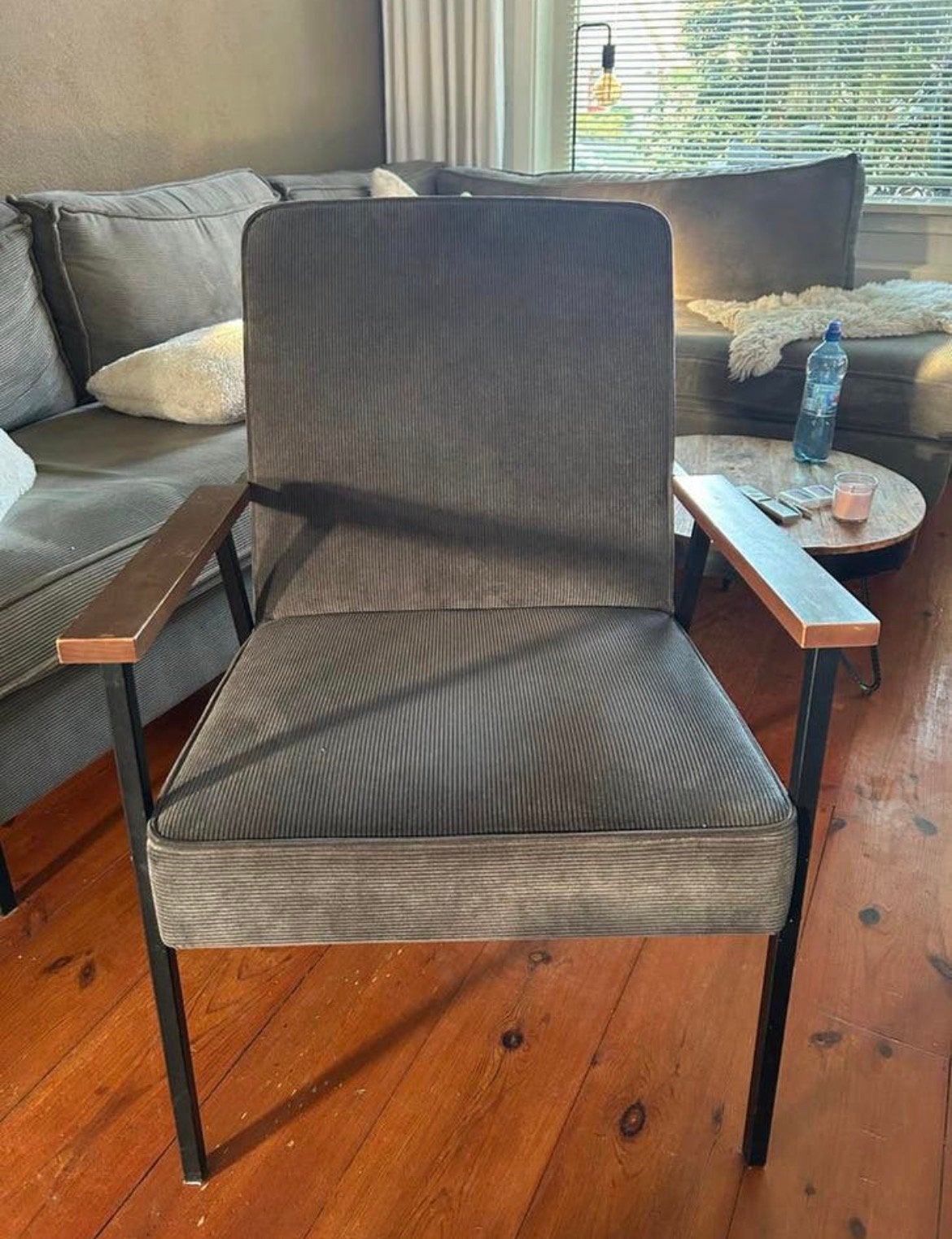 Grijze fauteuil van Woood met houten armleuningen, Ophalen, Zo goed als nieuw, Grijs, Eén