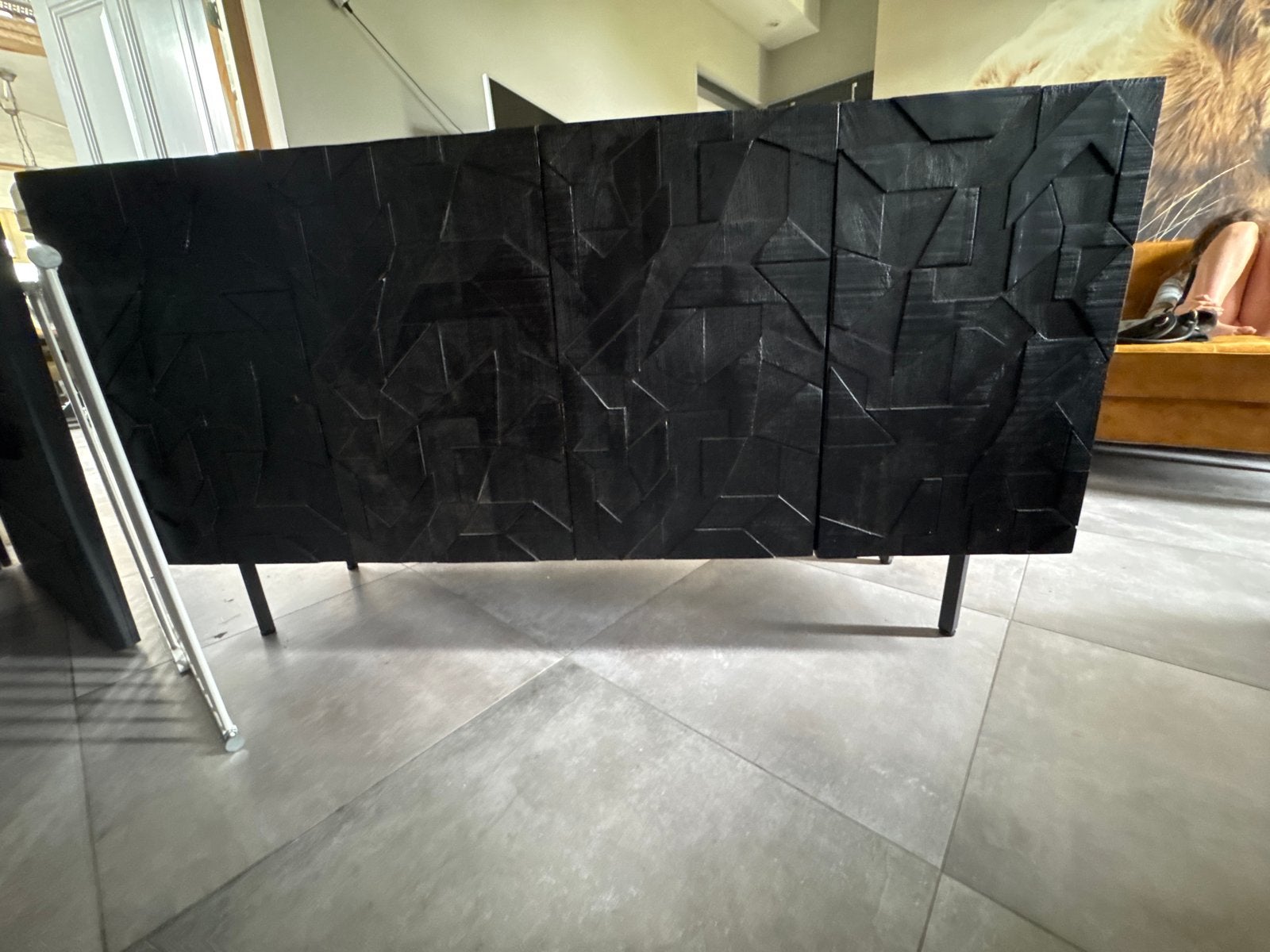 Zwart dressoir met uniek 3D-patroon van het merk WOOOD, Ophalen, Gebruikt, 150 tot 200 cm, 25 tot 50 cm