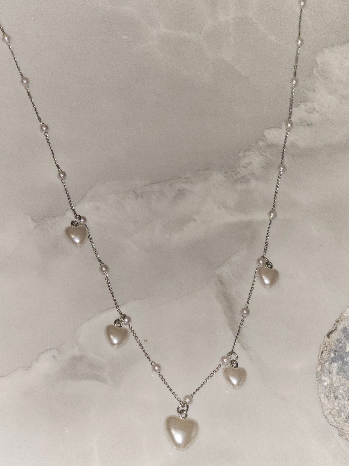 Zilverkleurige ketting met parelmoer hartjes, Ophalen of Verzenden, Nieuw, Zilver, Overige materialen