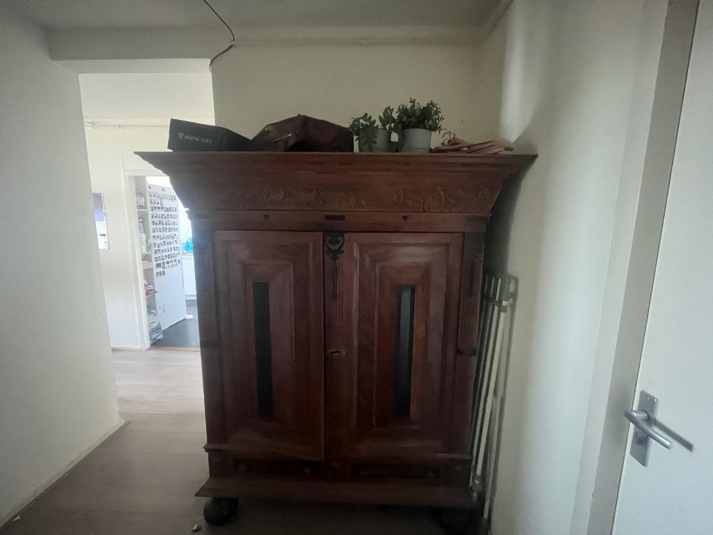 Grote houten kast met houtsnijwerk 4 planken 2 lades, Ophalen