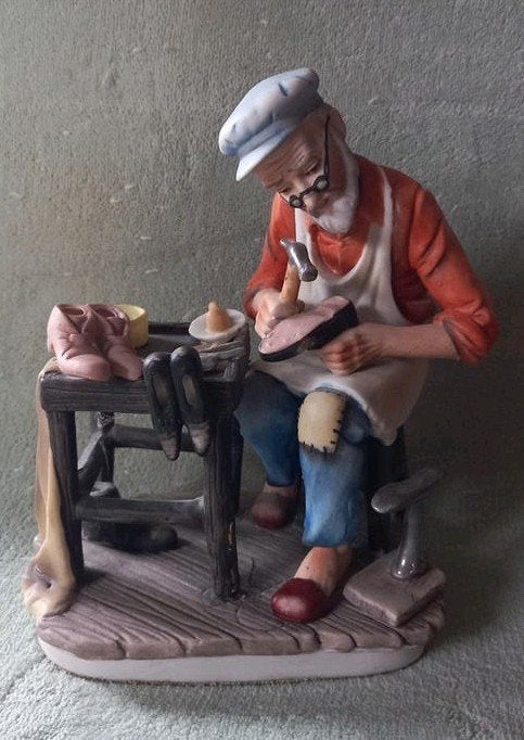 Vintage Porseleinen Beeldje: De Oude Schoenmaker, Ophalen, Minder dan 20 cm, Steen of Keramiek, Beeld