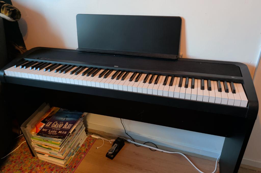 Korg B2 Piano with stand - as good as new., Ophalen, Zo goed als nieuw, Zwart, Piano