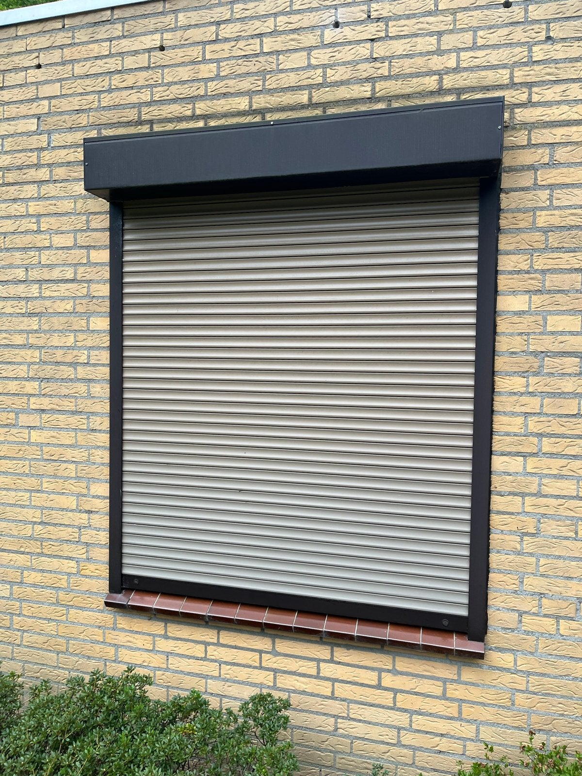 3x Rolluiken bruine kast, lichtbruine lamellen (1.68x1.40m), Ophalen, Gebruikt, 100 tot 150 cm, Bruin