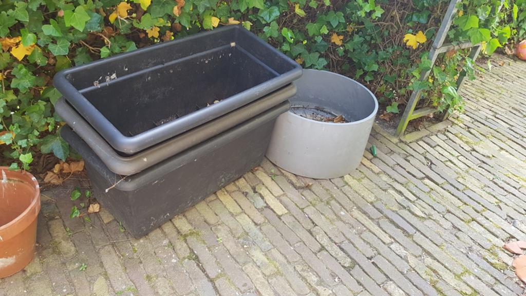3 xl elho buiten plantenbakken bloempotten 1x andere merk, Ophalen
