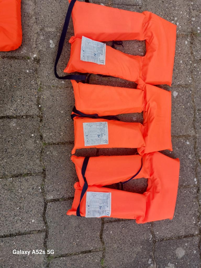 Drie zwemvesten  BESTO., Watersport en Boten, Ophalen, Dame of Heer, Reddingsvest of Zwemvest