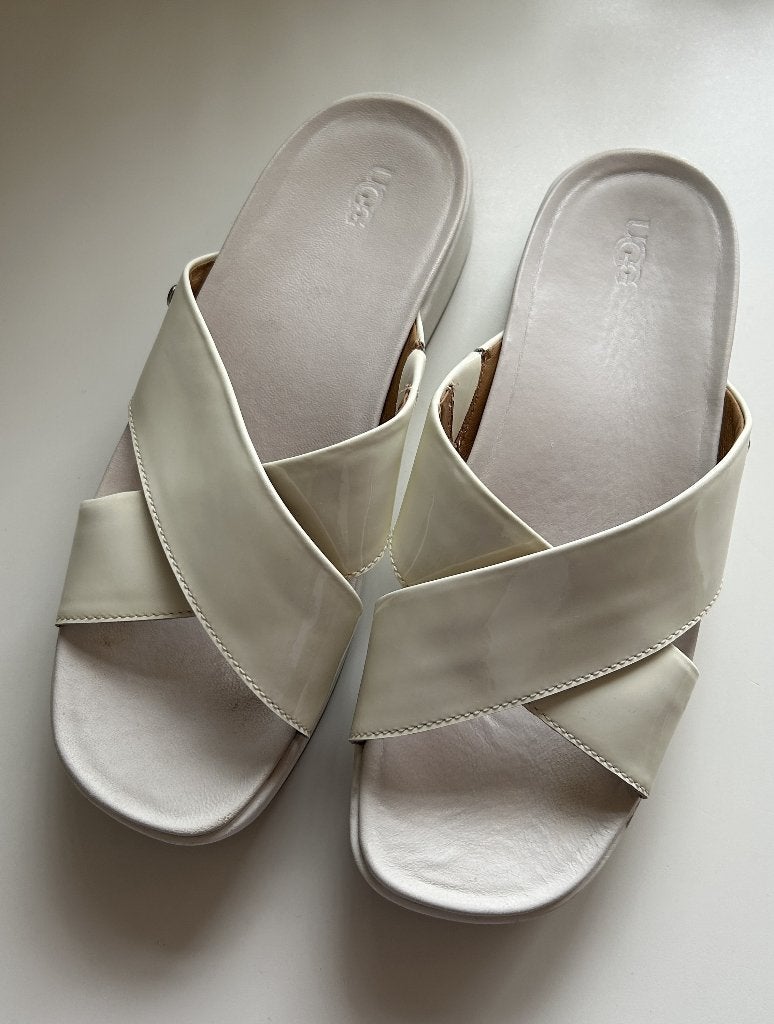 UGG Dames Emily Lakleer Slippers, UGG, Ophalen of Verzenden, Gedragen, Wit