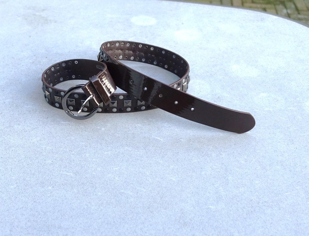 Bruine riem met studs en ronde gesp105 x 3,7 cm - nieuw, Nieuw, Tailleriem, Ophalen of Verzenden, 3 tot 5 cm
