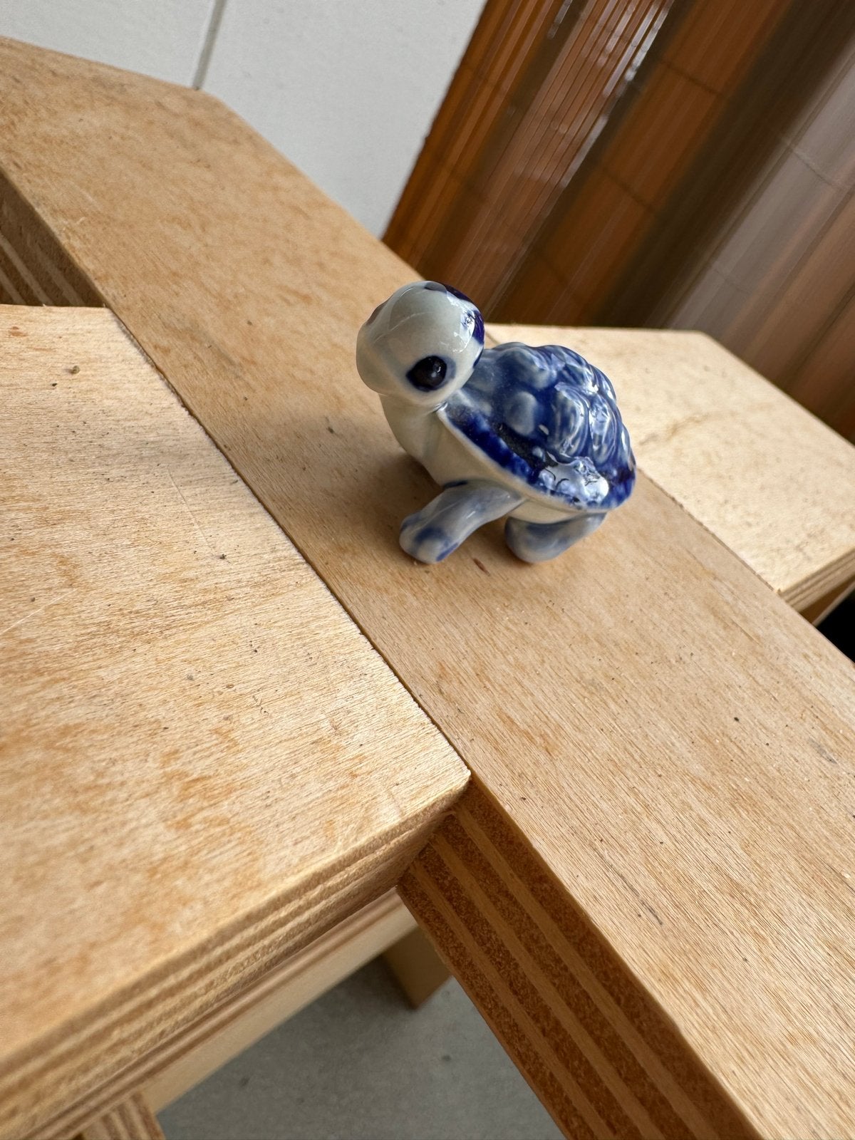 Vintage miniatuur keramisch schildpadje, blauw-wit, Verzamelen, Beelden en Beeldjes, Ophalen of Verzenden, Zo goed als nieuw