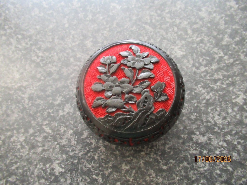OUD CHINEES BEWERKT SIERADENDOOSJE -CINNABERHOUT MET LAK, Ophalen of Verzenden