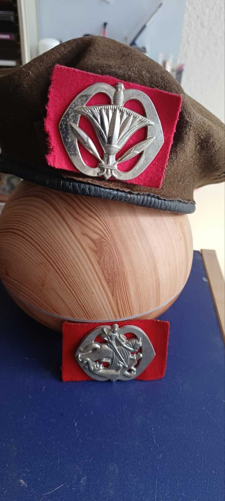 Baret  en los embleem, Ophalen of Verzenden, Landmacht, Nederland, Helm of Baret