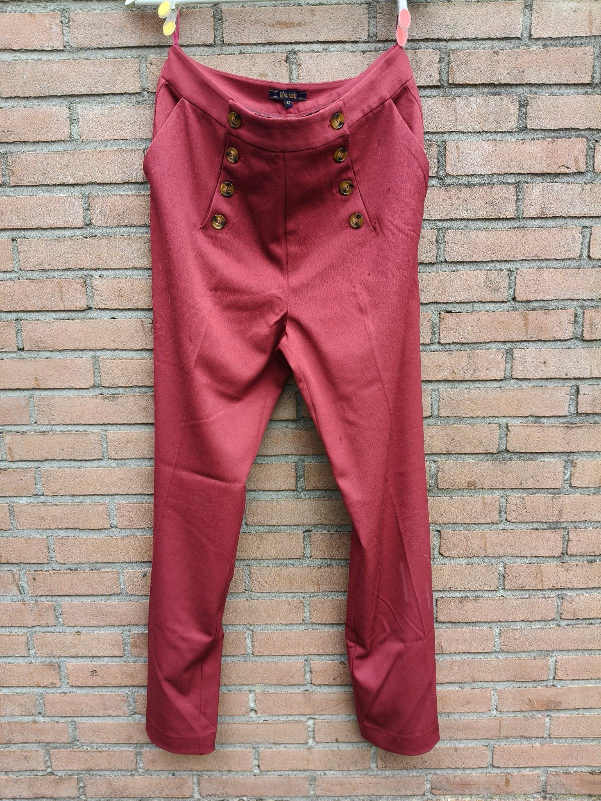 King Louie broek maat 42 bordeauxrood met knopen, Kleding | Dames, Broeken en Pantalons, Maat 42/44 (L), Nieuw, Ophalen of Verzenden