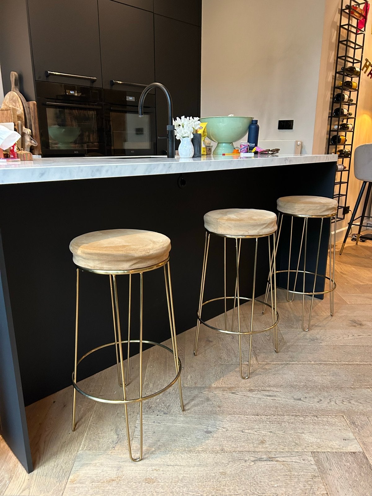 Barkrukken, set van 3 gouden met beige velours zitting, Ophalen, 60 tot 90 cm, Zo goed als nieuw, Metaal