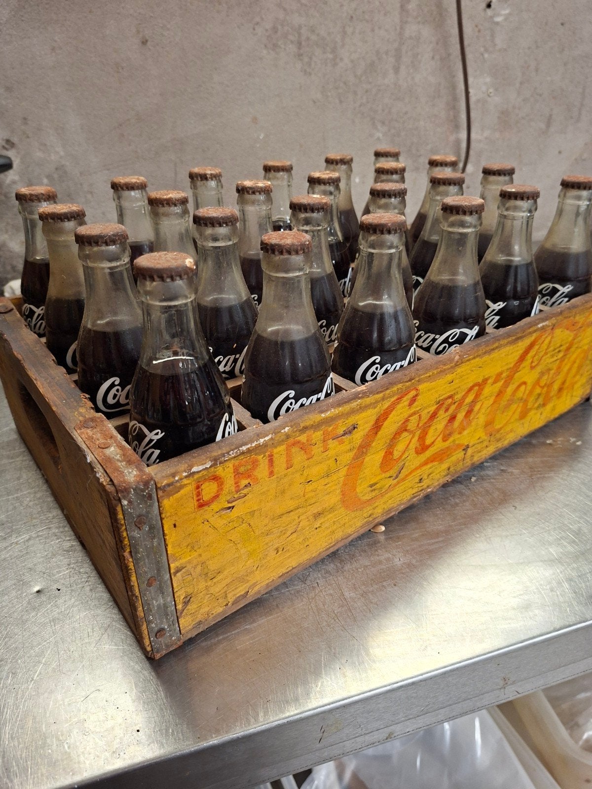 coca cola uit jaren 80. compleet met 24 flessen., Ophalen of Verzenden