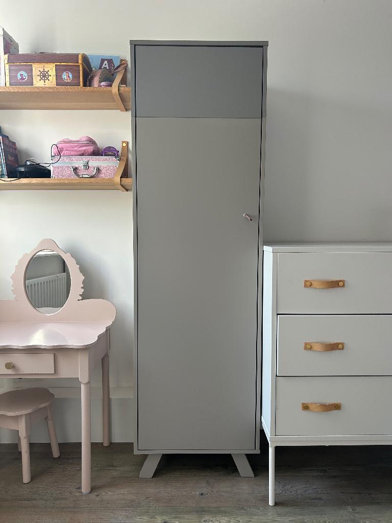 Kast kinderkamer taupe, Ophalen, 105 cm of meer, Zo goed als nieuw, Minder dan 50 cm