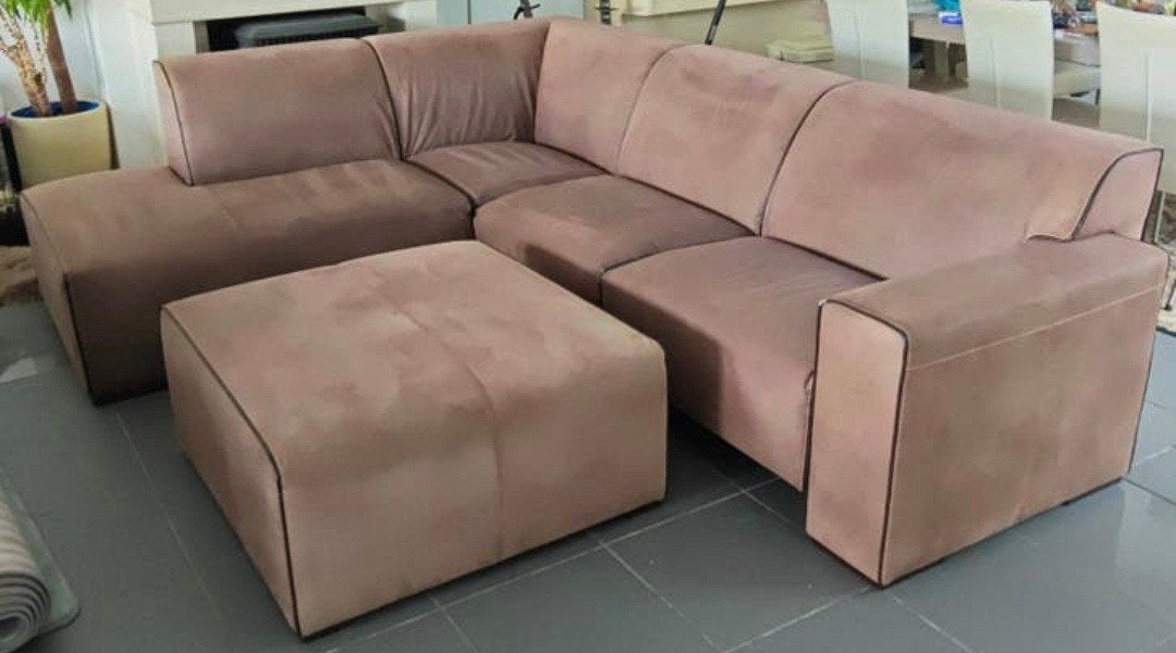 Hoekbank suede  met Poef - Zo goed als nieuw 270x220, 250 tot 300 cm, Hoekbank, 75 tot 100 cm, Ophalen of Verzenden
