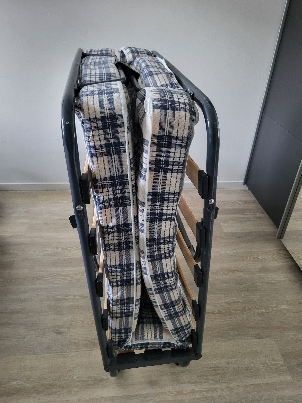 Opvouwbaar logeerbed (opklapbed, stretcher), Ophalen, Gebruikt, Eenpersoons, Blauw