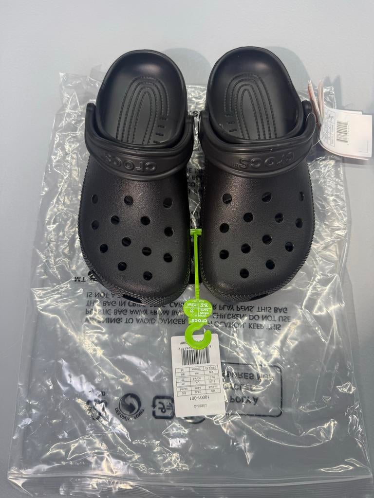 Nieuwe Crocs Classic Zwart - Maat 36/37 Unisex, Kleding | Dames, Schoenen, Ophalen of Verzenden, Nieuw, Zwart, Slippers