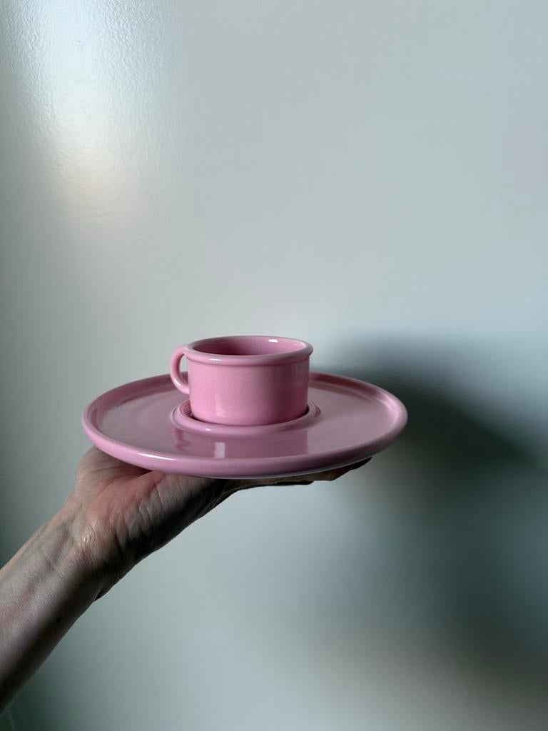 IKEA VINTERFINT kop en schotel roze Gustaf Westman, Huis en Inrichting, Ophalen, Keramiek, Zo goed als nieuw, Effen