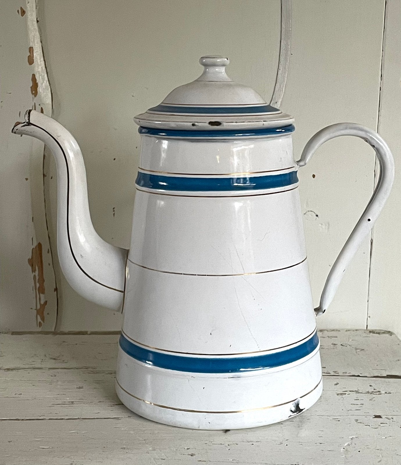 Emaille oude koffiepot wit met blauwe biesjes, Ophalen of Verzenden