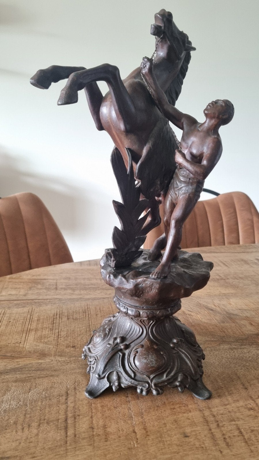 Bronzen (samac) beeld: Man met steigerend paard, Antiek en Kunst, Gepatineerd, Ophalen of Verzenden, Brons, 20 - 50 cm