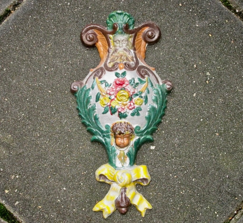 Beschilderd metalen wandvaas van ca.1900 voor dennentakken, Ophalen of Verzenden