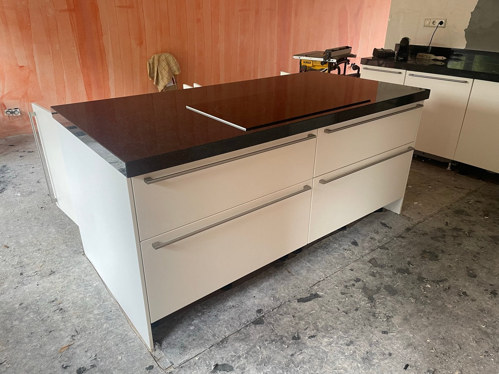 Modern wit kookeiland met donker granieten blad en ATAG kook, Gebruikt, Wit, Overige typen, Graniet of Steen