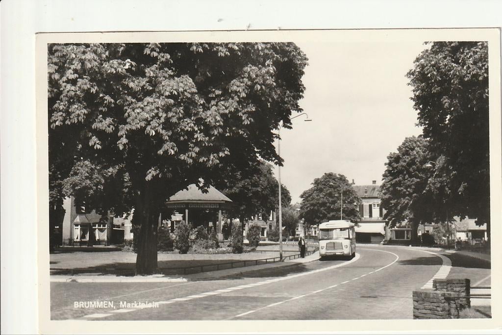 BRUMMEN MARKTPLEIN MUZIEKKOEPEL HOGE BOMEN GTW MAN VERHEUL, Verzamelen, Ophalen of Verzenden, 1960 tot 1980, Gelopen, Gelderland
