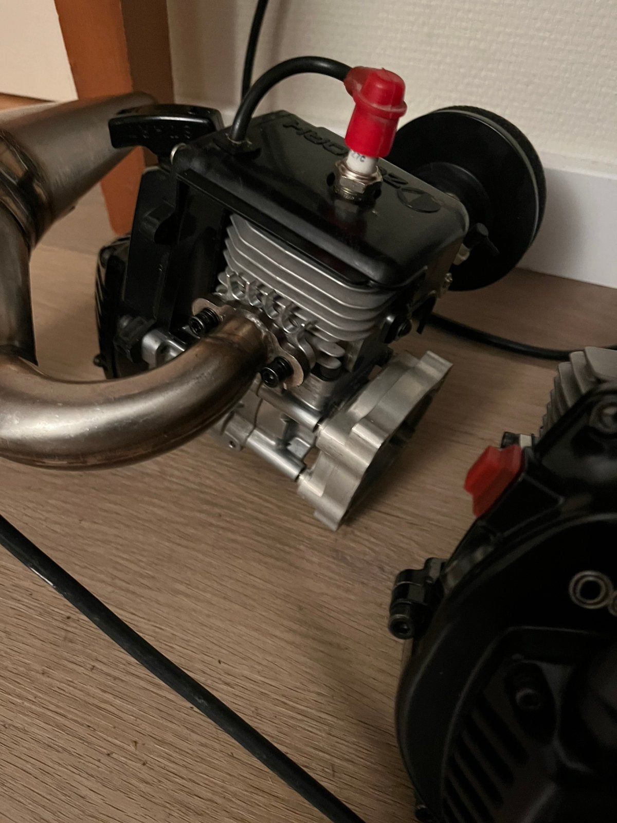 Bijna nieuwe 32cc Zenoah Stage 3 motor met Dominator pipe, Ophalen of Verzenden, Zo goed als nieuw, Overige schalen, Onderdeel