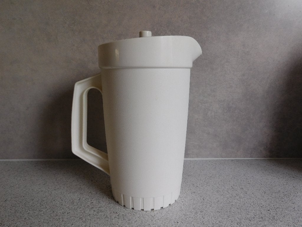 Tupperware Schenkkan 1,25 Ltr. Lekvrij Deksel Crème Indigo, Beker of Kan, Ophalen of Verzenden, 1250 ml, Crème