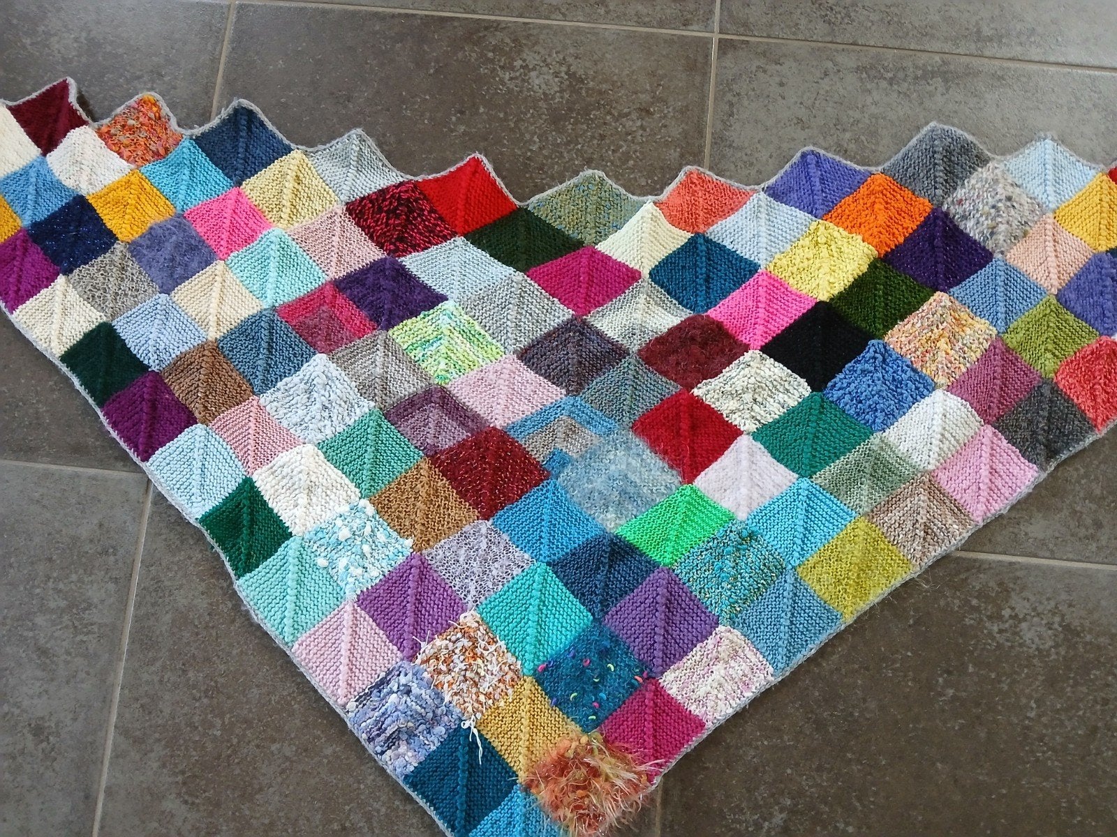 Leuke unieke omslagdoek/stola, sluit met een touwtje en lus., Ophalen, Gebreid, 150 cm, Zo goed als nieuw