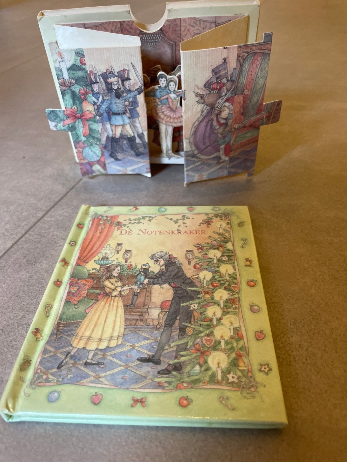 Mini Boekje De Notenkraker - Pop-up Balletvoorstelling, Ophalen of Verzenden, Zo goed als nieuw, Uitklap-, Voel- of Ontdekboek