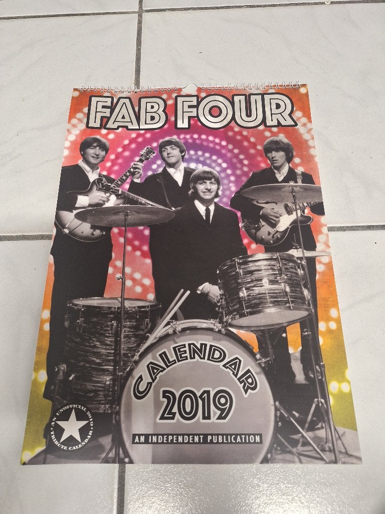 Oude jaar kalender Fab 4 The Beatles uit 2019 in mooie staat, Diversen, Ophalen of Verzenden, Maandkalender, Zo goed als nieuw