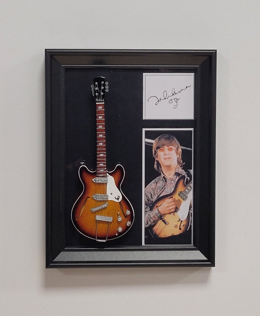 John Lennon The Beatles miniatuur gitaar op lijst decoratie, Info@deconoord.nl, Deco Noord, Nieuw, Ophalen of Verzenden